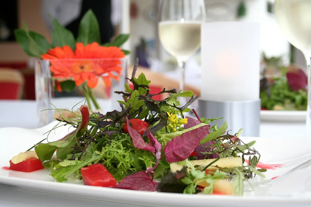 salat_teller_melly17 Bio in der Gastronomie soll zusätzlich 120 Millionen Franken Umsatz bringen