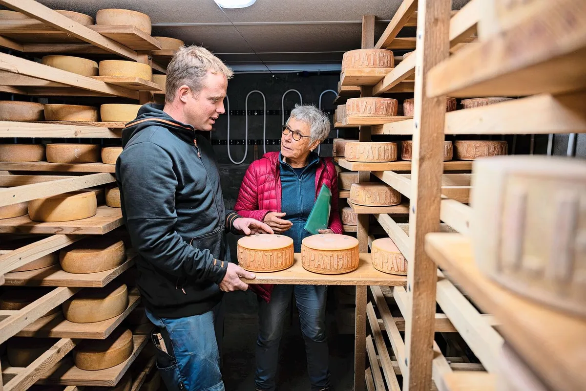 481da59c9e8a1d8d48770db6be6a3373cbe9f9cabc8a622a3fe65c8d7ea2d5ae Silvia Uehlinger begutachtet den Käsekeller auf dem Betrieb von Josquin Pasquier bei Hauteville im Kanton Fribourg. Die Agronomin ist eine von drei Frauen im 33-köpfigen Expertenteam der Berghilfe.