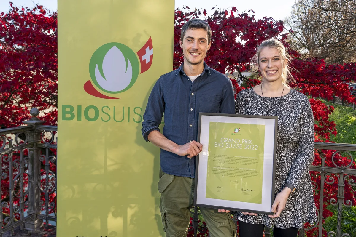 Gewinner_des_Grand_Prix_Bio_Suisse_2022_Pascale___Juerg_Strauss Pascale und Jürg Strauss werden für ihr Getreide-Abo ausgezeichnet