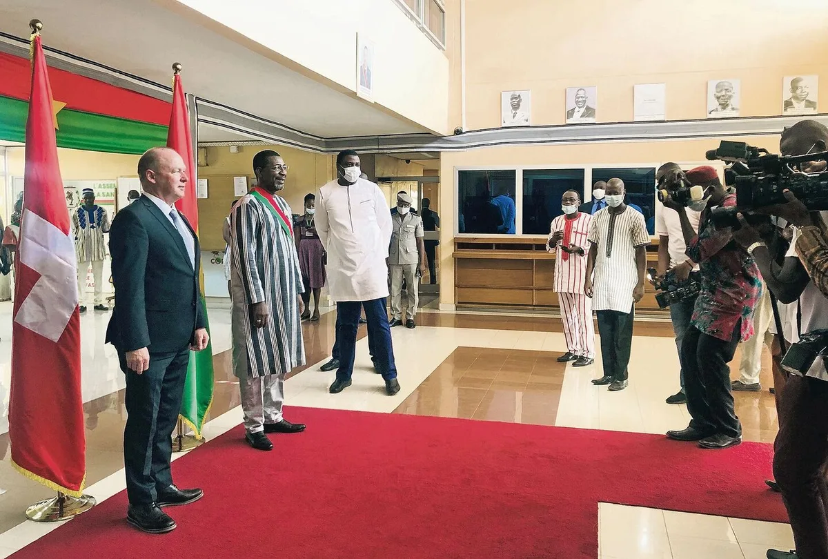 21a4199c102b449b4b5d8014516382e4abd9909b6626420111e8a598214bf708 Andreas Aebi auf Besuch in Burkina Faso: Seine internationale Präsenz im Präsidialjahr stösst auf viel Lob.