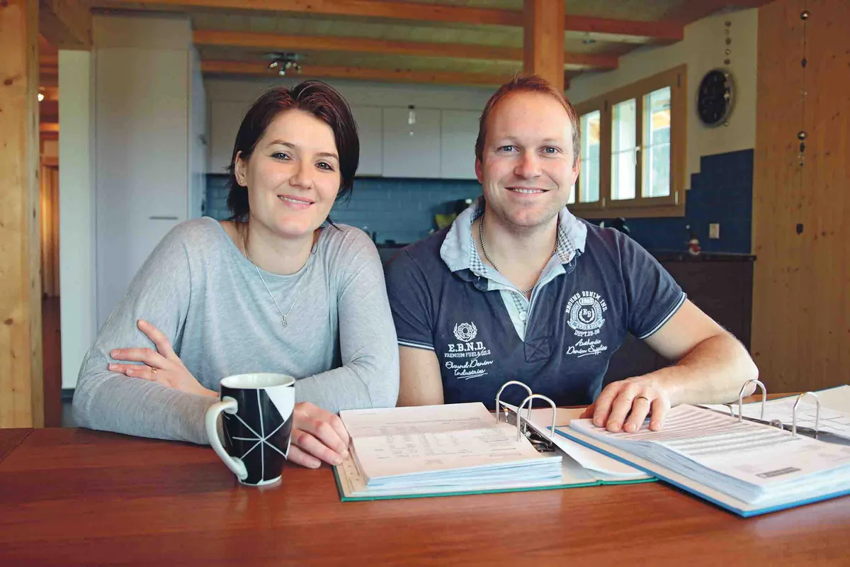33dab1ae5410f718cf327cff9f731219b1fdd88b Nicole und David Amrein-Scherrer sind begeisterte Original-Braunvieh-Züchter. Auf ihrem Betrieb streben sie 6000 kg Milch aus dem Grundfutter an. Die Kühe werden immer noch mit einer Eimermelkanlage gemolken. (Bild Agnes Schneider Wermelinger)
