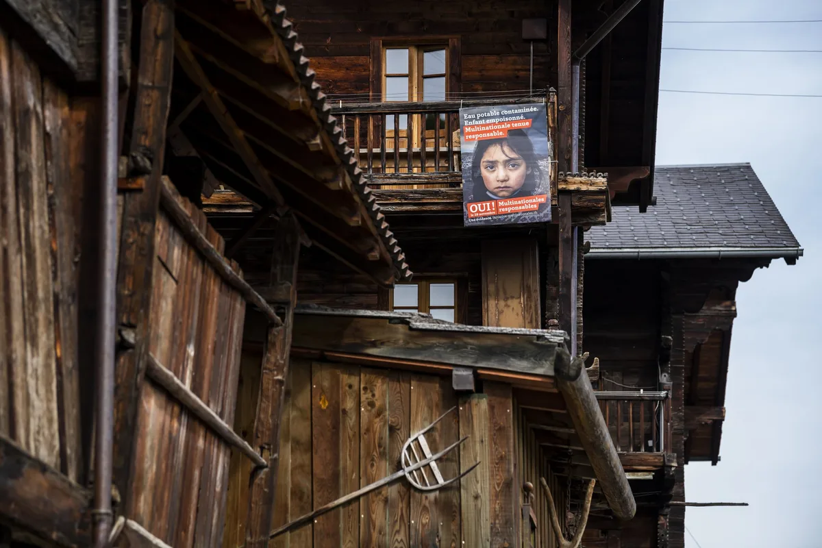 2a42ae7fb4cfbf5bb898862d7ad42dfdb77c84de Abstimmungsplakat an einem Chalet im Unterwallis: In ländlichen Gebieten und bäuerlichen Kreisen geniesst die Konzernverantwortungs-Initiative durchaus Sympathien. (Bild Keystone/Jean-Christoph Bott)