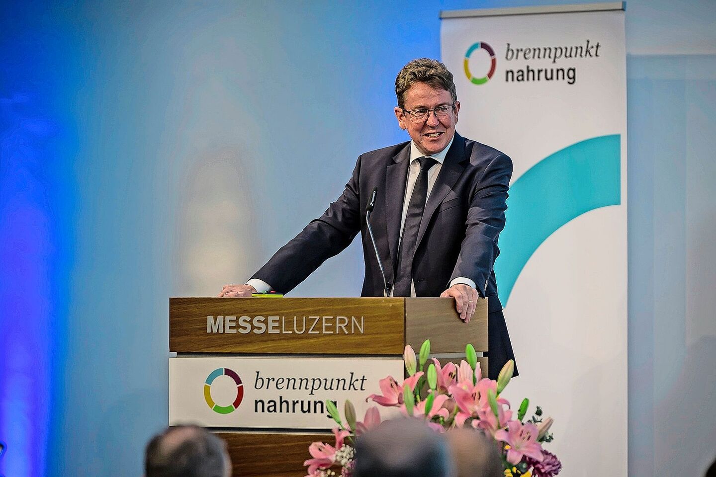 Bundesrat Albert Rösti hatte thematisch eine «Carte blanche» und konnte referieren, worüber er wollte. Er entschied sich dafür, dem Detailhandel sanft Dampf zu machen.
