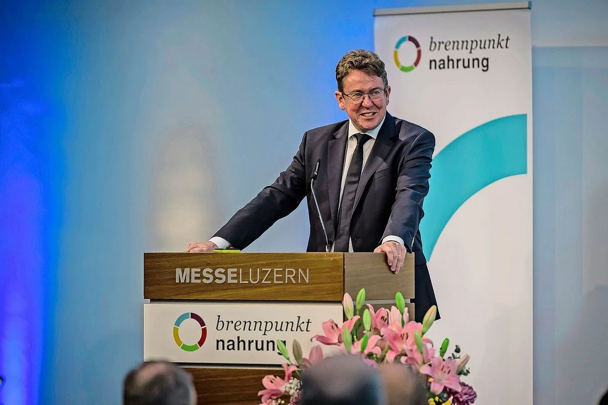 8861f1d06da8fb48c9b66c23c2b92c355aeb878027ccb3db627cb6c6ae800021 Bundesrat Albert Rösti hatte thematisch eine «Carte blanche» und konnte referieren, worüber er wollte. Er entschied sich dafür, dem Detailhandel sanft Dampf zu machen.