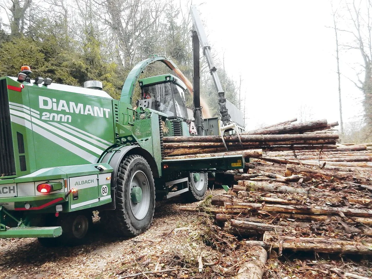 60dd71fd504126060fd078958b6bc4cdc249394dff8db0ce00a9564eb88359c8 Hackschnitzelproduktion im Wald. Derzeit hat sich der Markt für Energieholz saisonal bedingt beruhigt. Die Nachfrage wird aber hoch bleiben.