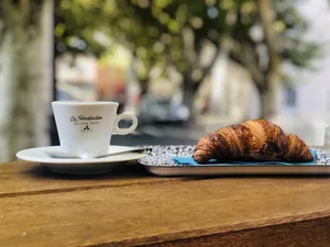 Französisches Frühstück mit «Croissant» und «Café au lait»: Häufiger darin zu finden ist derzeit wohl als konventionelle Milch verkaufte Biomilch.