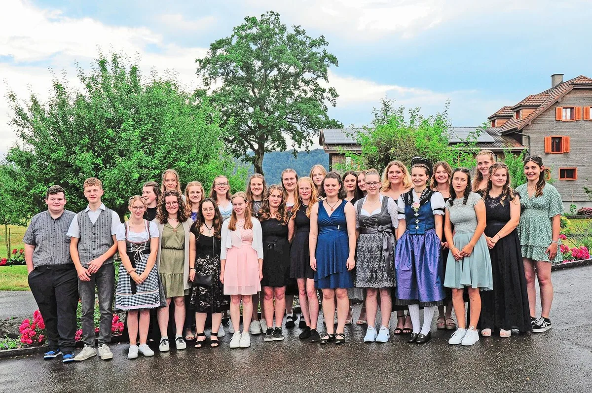 728d2ad87c16d436ca93bbbb410dee3279e9165b7a09833cef796ec4cf17ae4d Geschafft: Die Absolventinnen und Absolventen feierten am Mittwoch im Hirschpark, Littau.