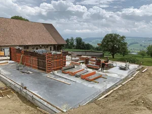 Neubau einer Scheune im Kanton Luzern. Die Preise für Stahl und Beton haben sich gegenüber dem Frühjahr auf hohem Niveau stabilisiert. Lieferfristen für Einrichtungen können aber lang sein.