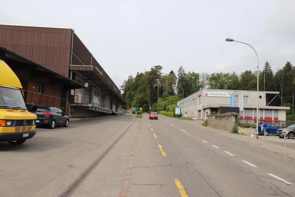f6b81691ca90109a9eb7f22f5f5b6926747e3f50 An der Stationsstrasse in Sulz-Rickenbach soll im rechten Gebäude der neue Landi-Laden eingebaut werden. Dabei muss der Bürokomplex einer Verkaufshalle weichen. (Bild Roland Müller)