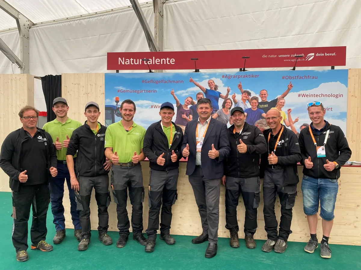 Finalisten_Team_Bern_mit_Betreuer_und_Pra__sident_BEBV «Wir haben die Berner Landwirtschaft sicht- und greifbar gemacht»