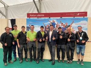 Mittendrin, so fühlt er sich wohl: Hans Jörg Rüegsegger (4. von rechts), mit den Berner Finalisten und dem Betreuerteam an den Swiss Skills 2022. Diesen Anlass bezeichnet er als Highlight aus dem Jahr 2022.