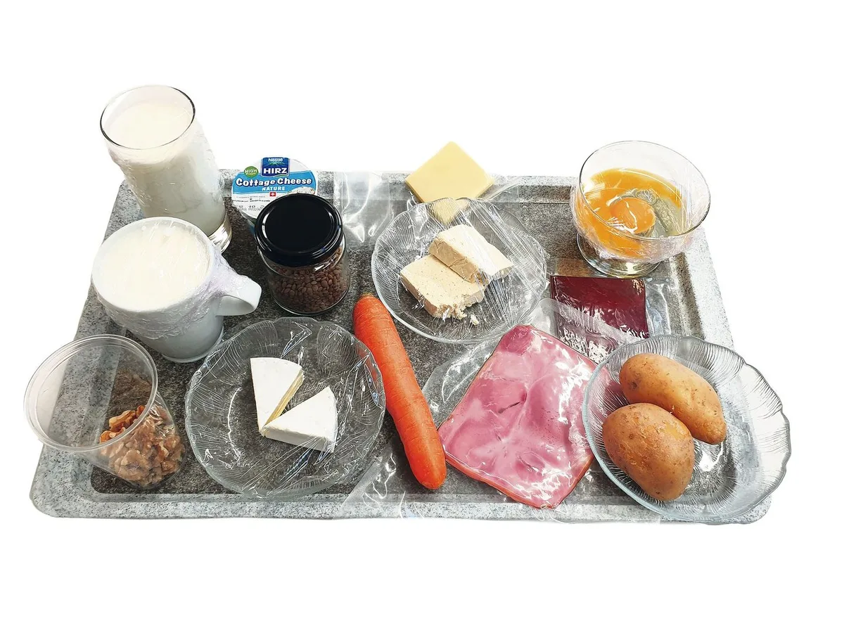 ac9dc452b3669d7e1af2e01ecdcdfa33d0625f548b7b3077c70df2ed870f95c6 Mindestens 1 g Protein pro kg Körpergewicht braucht der Mensch täglich. Jede dieser Lebensmittelportionen enthält 10 g Protein, ausser das Rüebli und die Kartoffeln.