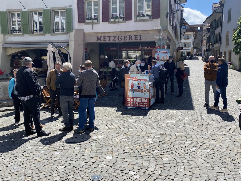 Die Freiburger Landwirte machen laut Mitteilung gute Erfahrungen mit den kantonsweiten Standaktionen. (Bild FBV)