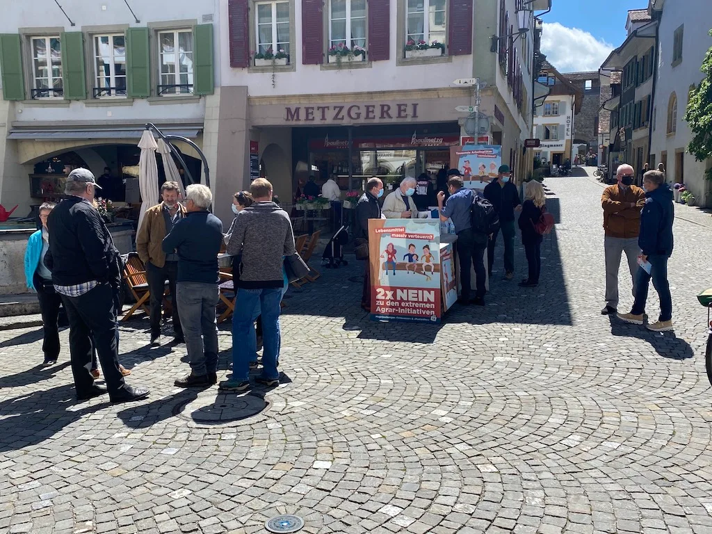 af527d8ae270abb04a0e5e6679504c84517a35e2 Die Freiburger Landwirte machen laut Mitteilung gute Erfahrungen mit den kantonsweiten Standaktionen. (Bild FBV)