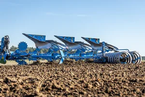 Der CF-Pflug wurde von ZAFL-Forschenden und Lemken entwickelt. Die CF-Körper dringen 25 cm tiefer in den Boden ein als die Standardscharen des Pflugs und bilden Schächte, in denen humusreicher Oberboden konserviert werden soll.