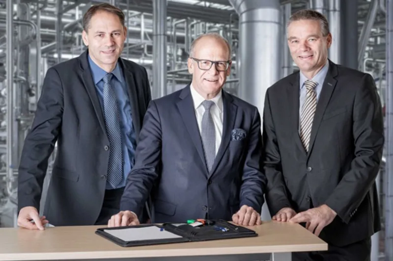 fe6cd4d9d20bcee5f4862a96dbcfbb12898f1821 Anstelle von Christof (l.) und Markus Züger (r.) wird neu Martin Gehrer die Verwaltungsräte der Züger Frischkäse AG und der Holding präsidieren. (zvg)