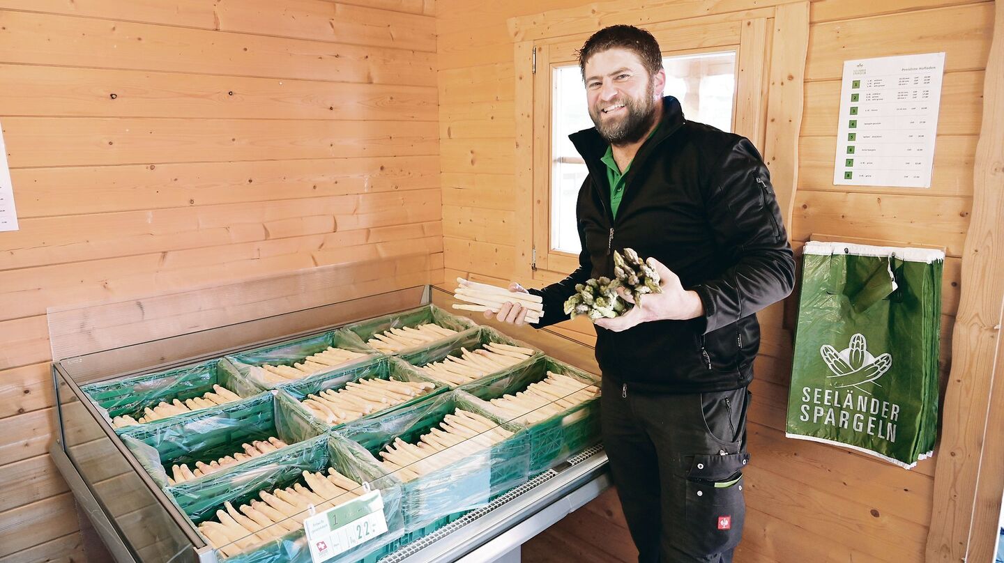 Matthias Moser, Worben BE, baut auf mehreren Hektaren Spargeln an. Unter anderem werden diese in Selbstbedienung auf dem Gelände des Seelandheims Worben verkauft.