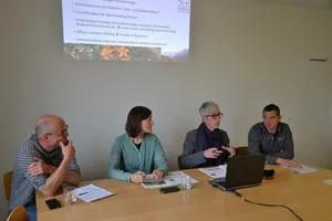Zum Mediengespräch luden die VKMB-Präsidentin Regina Fuhrer-Wyss (rechts) und Geschäftsführerin Barbara Küttel zwei Quereinsteiger ein: Stephan Koch-Mathis, Bergbauernsohn aus Root LU (rechts) und Thomas Urech aus Hallwil AG, studierter Anthropologe. (Bild jsc)