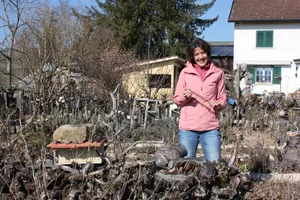 Regula Gysel arbeitet mit Herzblut in ihrem von der Pro Natura ausgezeichneten, ökologisch besonders wertvollen Naturgarten.«Der Garten ist unser Paradies, das wir mit zahlreichen Vögeln, Kleintieren und Insekten teilen», sagt sie.