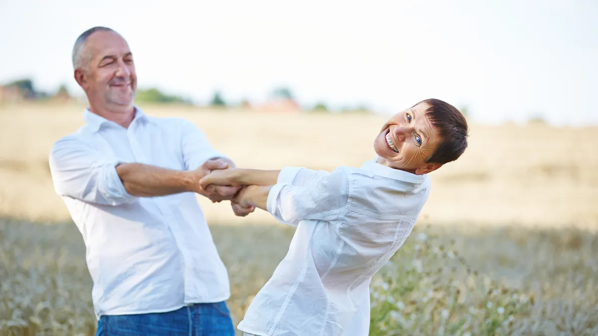 Paar Senioren beim Tanzen im Sommer Wer stark an den Hof gebunden ist, hat im Alltag oft weniger Gelegenheiten, neue Menschen kennenzulernen. Eine mögliche, wenn auch nicht günstige Art: ein Partnervermittlungsbüro.