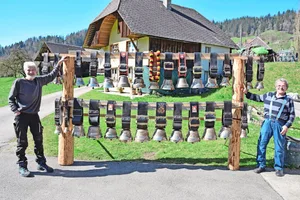 Albert Wälti (r.) hat die Kuhglocken von Hanspeter Schütz mit Chromglanz zu neuem Glanz erweckt. «Jede Glocke hat ihre eigene Geschichte», sagt Schütz.