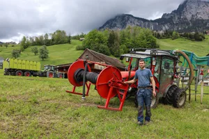 Pirmin Schelbert bringt aktuell die Gülle nur mit seinem 2,5-t-Mähtraktor aus. Das Güllefass lässt er am Feldrand stehen und verschlaucht diesen mit dem Schleppschlauch.