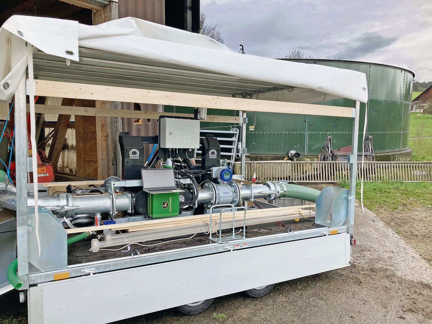 Ein Nirs-Gerät ist hier zu experimentellen Zwecken auf einer Güllepumpstation angebracht und misst die Nährstoffgehalte von flüssigem Hofdünger.