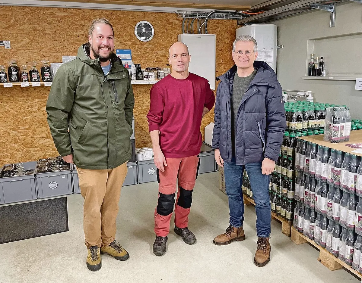 b515cef06d9fbf34cef0a09964806288f9c6355f72ea46bbb5d3e868a3d148f3 Fabian Burch, BBZN Hohenrain, Betriebsleiter Thomas Heggli und Kilian Greter vom LBBZ Schluechthof (v. l.).