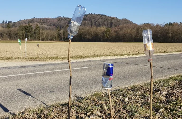 b44819f3bade3fdcf671870973fac820aa59a0b6 Ein Zeichen gegen Littering. Die Verschmutzung wird sichtbar gemacht: Dosen von Bier und Energy-Drinks sowie Pet-Flaschen sammeln sich zwischen Scheuren und Dotzigen BE. Weggeworfen von rücksichtslosen Autofahrern. (lid ji)