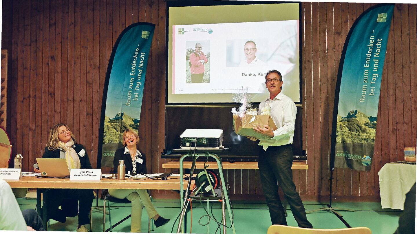 Kurt Stauffer verabschiedet sich aus dem Vorstand. Auch wenn Franziska Stucki-Oswald (links) und Lydia Plüss (Mitte) bei seinen Abschiedsworten lachen, bedauern sie den Entscheid.
