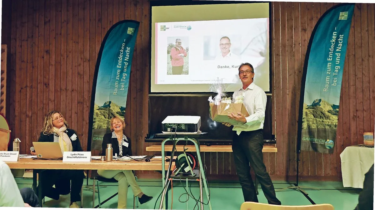 Kurt Stauffer verabschiedet sich aus dem Vorstand. Auch wenn Franziska Stucki-Oswald (links) und Lydia Plüss (Mitte) bei seinen Abschiedsworten lachen, bedauern sie den Entscheid.