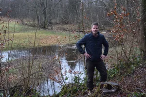 Adrian Zysset in einem Waldstück, wo die Glatt ursprünglich einmal durchfloss. Eine Renaturierung auf dieser Seite der Glatt sei wassertechnisch nicht machbar, behauptet das Awel.