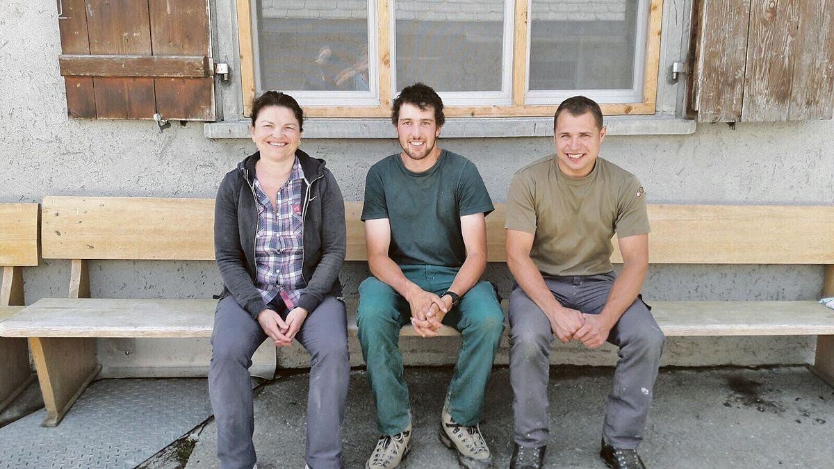 Ein zufriedenes Älplerteam: Silvia Raschle, Adrian Jehli und Chläüs Preisig auf der Alp Mädems.