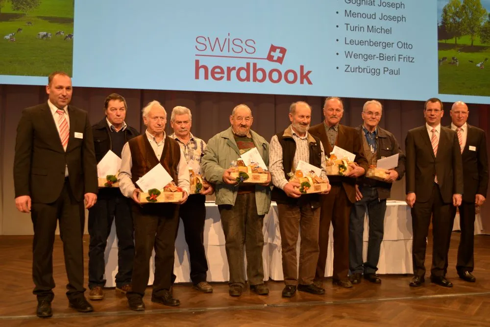 Sieben Milchkontrolleure wurden von der Swissherdbook-Spitze für ihren 50-jährigen Einsatz geehrt: Präsident Markus Gerber (links), Direktor Matthias Schelling (2.v.r) und Vizepräsident Ueli Bach (rechts). Zum Ehrenmitglied ernannt wurde ... (Bilder: jw)