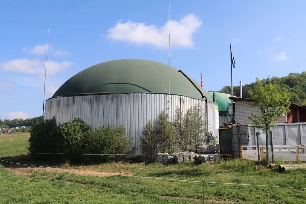7c1ab1b330c959720576a8abf7c612235d41c5a4 Die grüne Kuppel der Biogasanlage ist das Erkennungsmerkmal des Betriebs «Algier» im aargauischen Remetschwil. (Bild lid/as)
