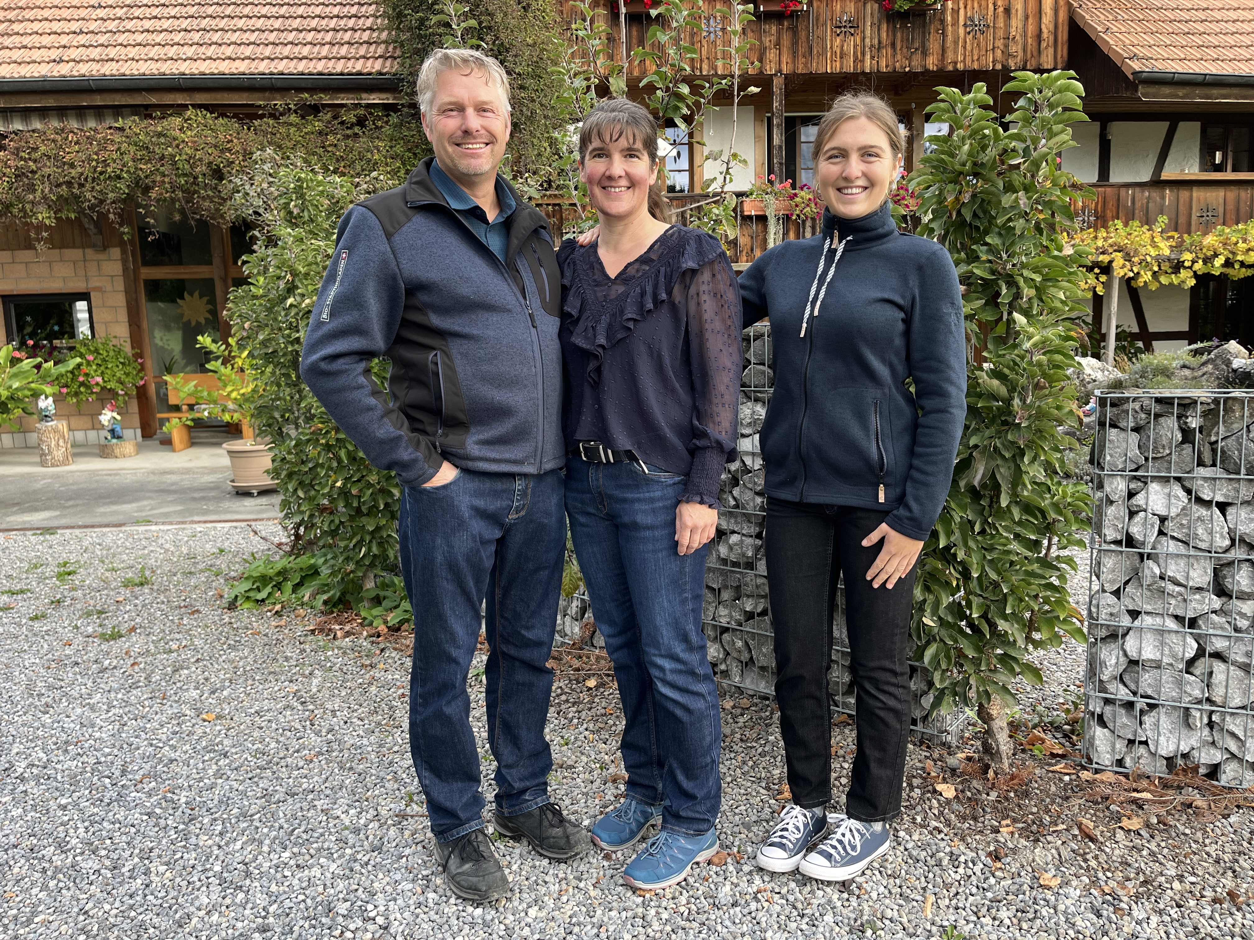 Bernhard, Iris und Lorena Hänni waren die Gastgeber des Fokustages «Kompost, Keime und Kohlenstoff» in Noflen.