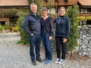 Bernhard, Iris und Lorena Hänni waren die Gastgeber des Fokustages «Kompost, Keime und Kohlenstoff» in Noflen.