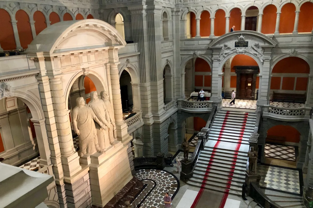 bundeshaus-eingangshalle Die Kuppelhalle des Bundeshauses in Bern mit den Statuen von Werner Stauffacher, Walter Fürst und Arnold von Melchtal, den Begründern der Eidgenossenschaft.