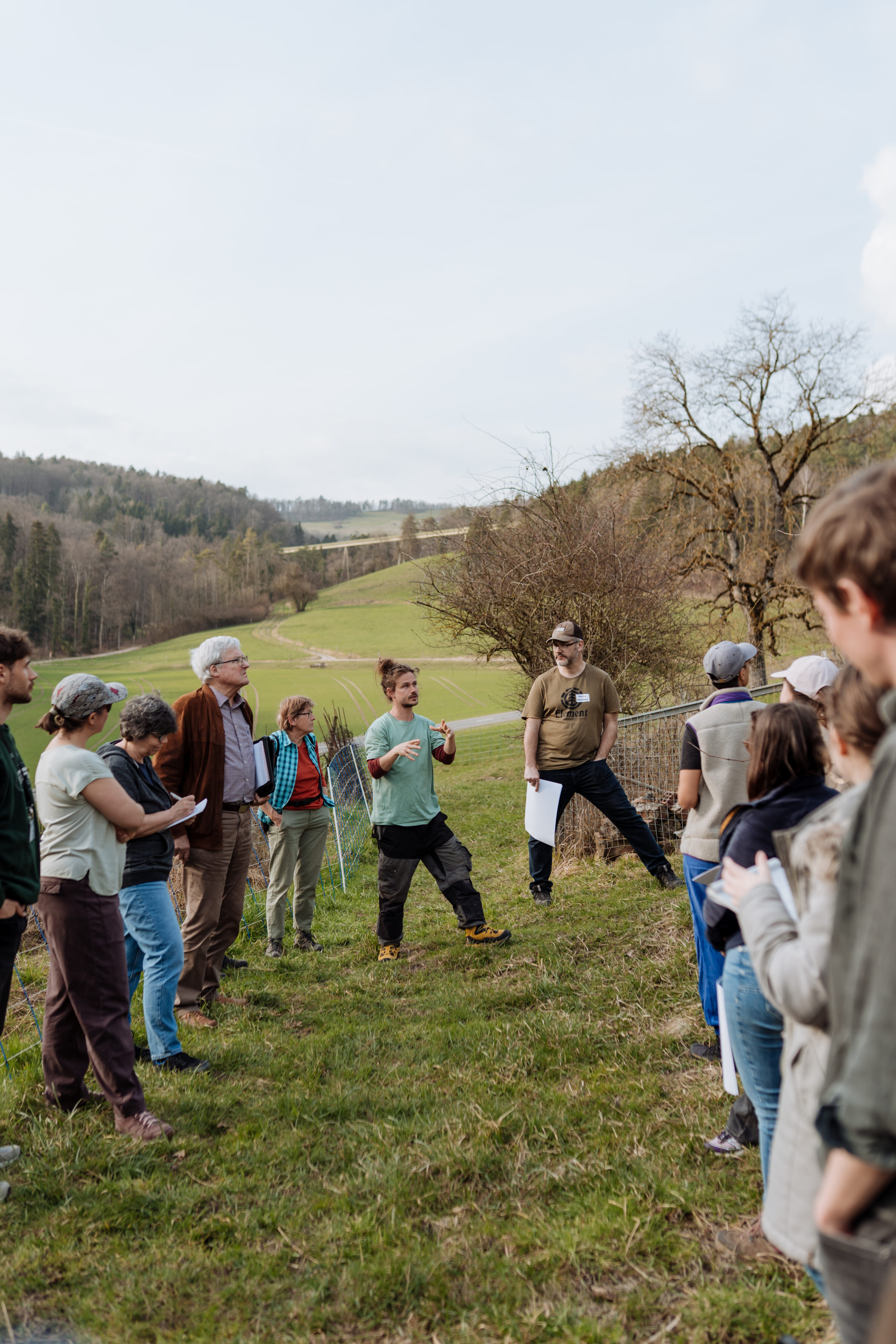 Patrick Spinelli (Mitte) und Martin Hartmann&nbsp;(rechts) führen&nbsp;an einem öffentlichen Anlass durch den Rebberg und&nbsp;präsentieren&nbsp;die Resultate der Bodenbeprobung.