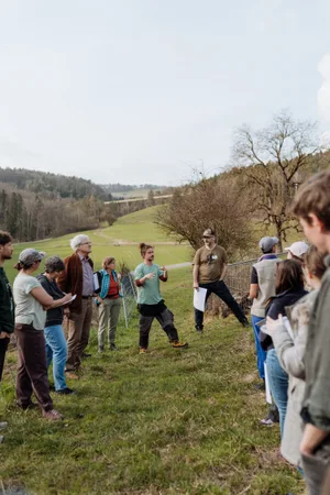 Patrick Spinelli (Mitte) und Martin Hartmann (rechts) führen an einem öffentlichen Anlass durch den Rebberg und präsentieren die Resultate der Bodenbeprobung.