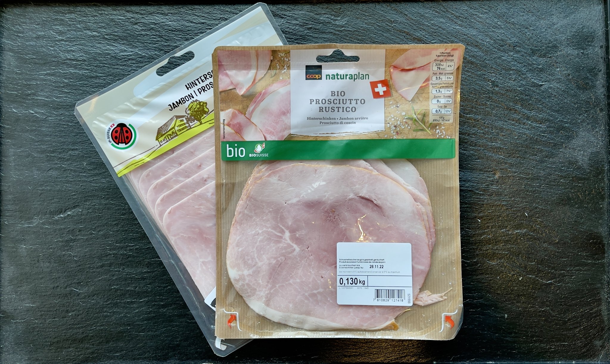 Je eine Hinterschinken-Packung aus Coop und Migros.