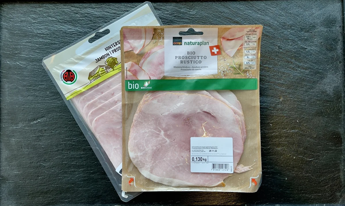 STS-Studie_Label_Fleisch_Hinterschinken Je eine Hinterschinken-Packung aus Coop und Migros.