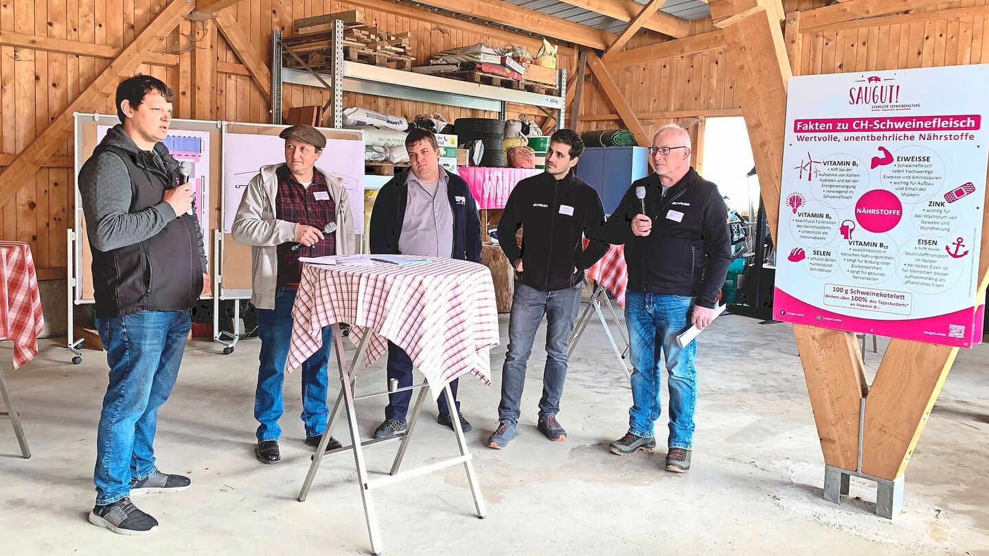 Diskutierten über ammoniakreduzierende Massnahmen: Betriebsleiter Kaspar Sigrist, Baucoach Markus Bucheli, Stefan Kunz von der Frey Stalleinrichtungen und Schlosserei AG, Michael Birrer und Franz Limacher von der Schauer Agrotronic AG (v. l.).