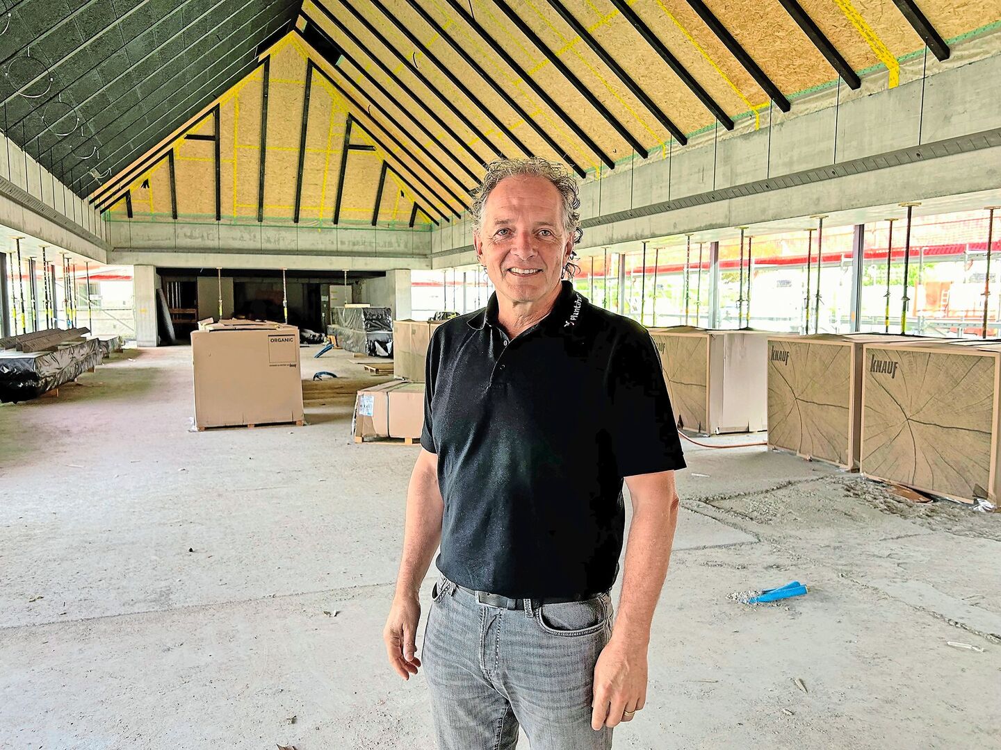 Der neue Speisesaal am Plantahof ist noch in Bau. Peter Küchler führt durch die Halle und freut sich auf die Fertigstellung. Die erfolgt nach seiner Pensionierung im März 2025.