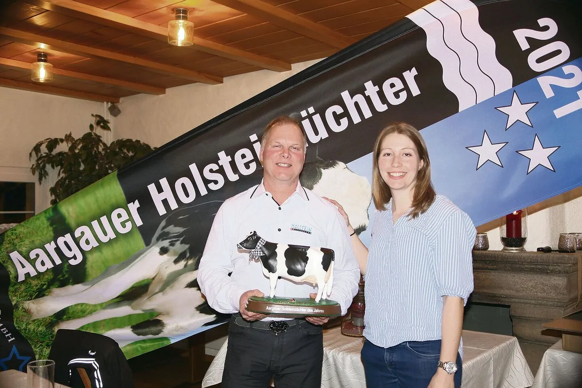 Stefan Käser, hier mit Geschäftsführerin Louisa Brunner, ist Schweizer und Aargauer Züchter des Jahres 2021.