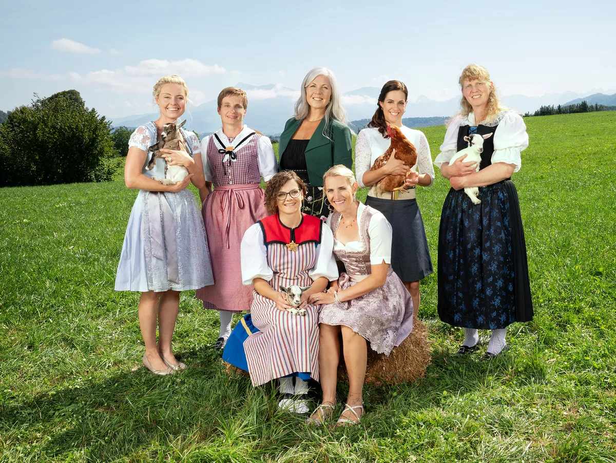 PIXBildarchiv_Sendungen_und_MagazineSRF_bi_de_LütLandfrauenküche20260823_LFK_Gruppenbild2_Auswahl SRF bi de Lüt – Landfrauenküche
Staffel 20
Gruppenbild der Landfrauen:
hinten v.l. Claudia Kilchmann (Obernau, LU), Sonja Rutz (Küssnacht am Rigi, SZ), Miriam Bienz (Gerzensee, BE), Monika Kern (Amlikon-Bissegg, TG) und Margrit Streiff (Braunwald, GL)
vorne v.l. Angélique Bapst (Oberschrot, FR), Mirjam Leuenberger (Gelterkinden, BL)
2026

Copyright: SRG SSR/Marion Nitsch