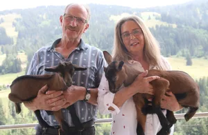 Lienhard und Ursula Raemy aus Schwarzsee haben ein grosses Herz für die Ziegen. Ihre Herde zählt über 100 Stück.