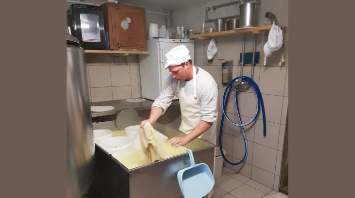 a91a25a76aea36c9574da01158b77ca5118b5838 Johannes Hess ist 29-jährig und in der Ausbildung zum Landwirt bei der Familie Siegenthaler in Fankhaus, Kanton Bern. (Bild Johannes Hess)