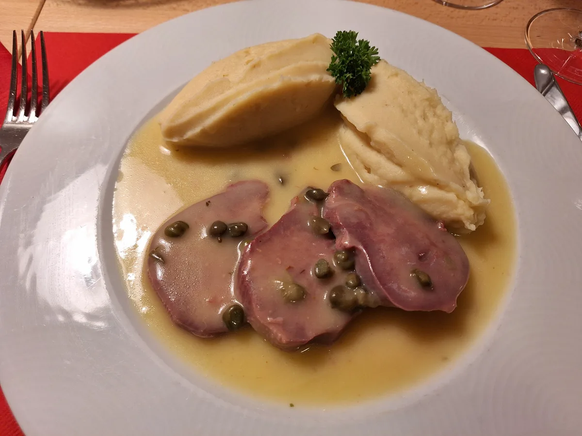 Der_Klassiker_ist_die_Rindszunge_mit_Kapersauce_und_Kartoffelstock.__Bild_Beat_Kuhn_ Auf die Zunge, fertig, Genuss – Wissenswertes und Gerichte zum Nachkochen