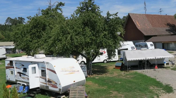 Vorübergehende Aufenthalte von Fahrenden mit Wohnwagen auf Bauernhöfen. (Symbolbild zVg)